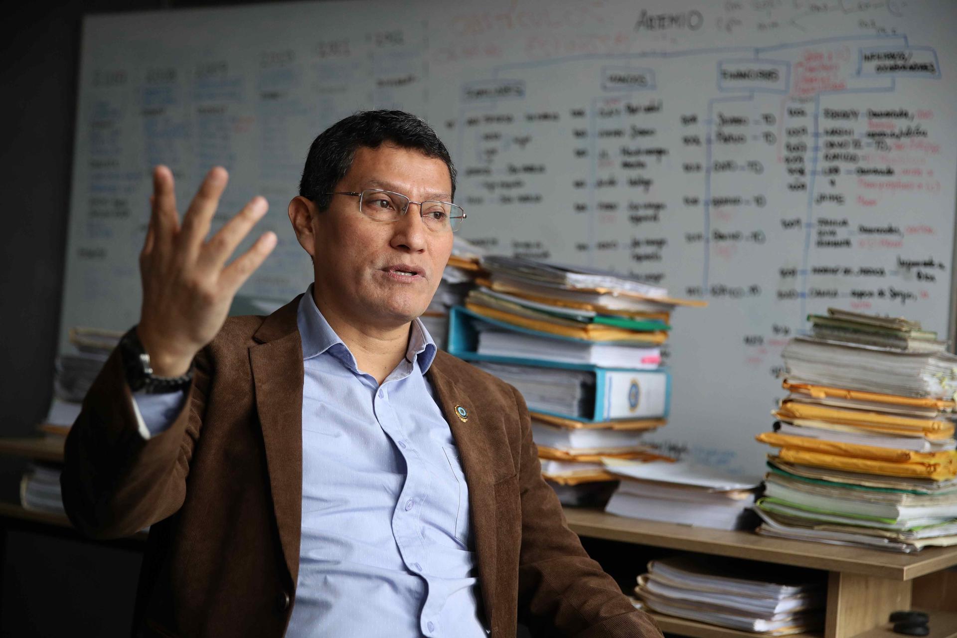 Coronel Colchado pelea contra retiro forzoso tras allanar casa de presidenta de Perú