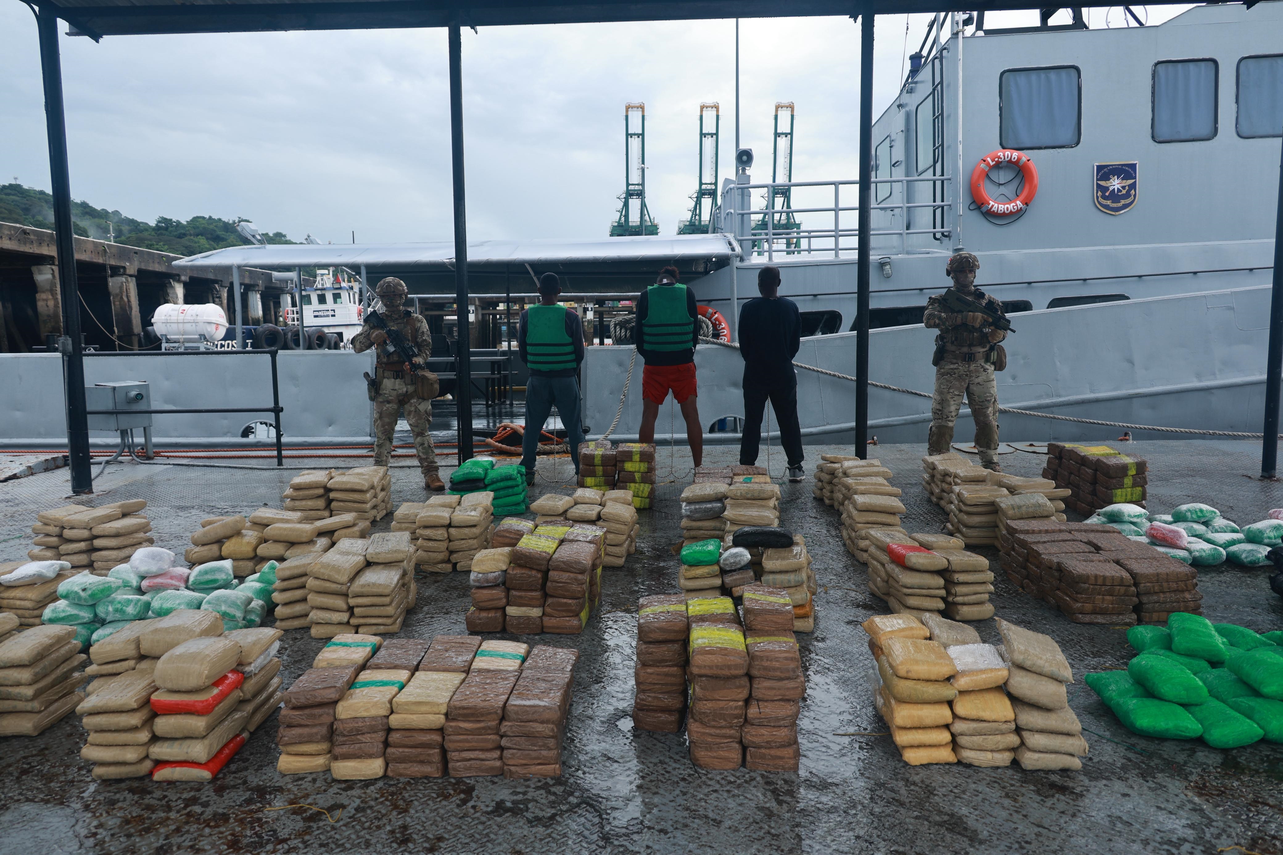 Incautan 1.8 toneladas de droga y arrestan a tres personas