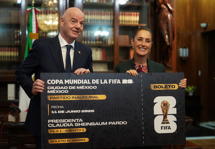 FIFA entrega a presidenta de México réplica gigante de boleto del partido inaugural del Mundial 2026