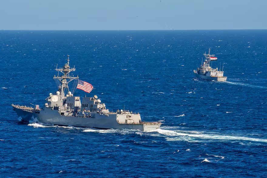 Cuál es el poderío de los barcos que Trump está desplegando cerca de Venezuela