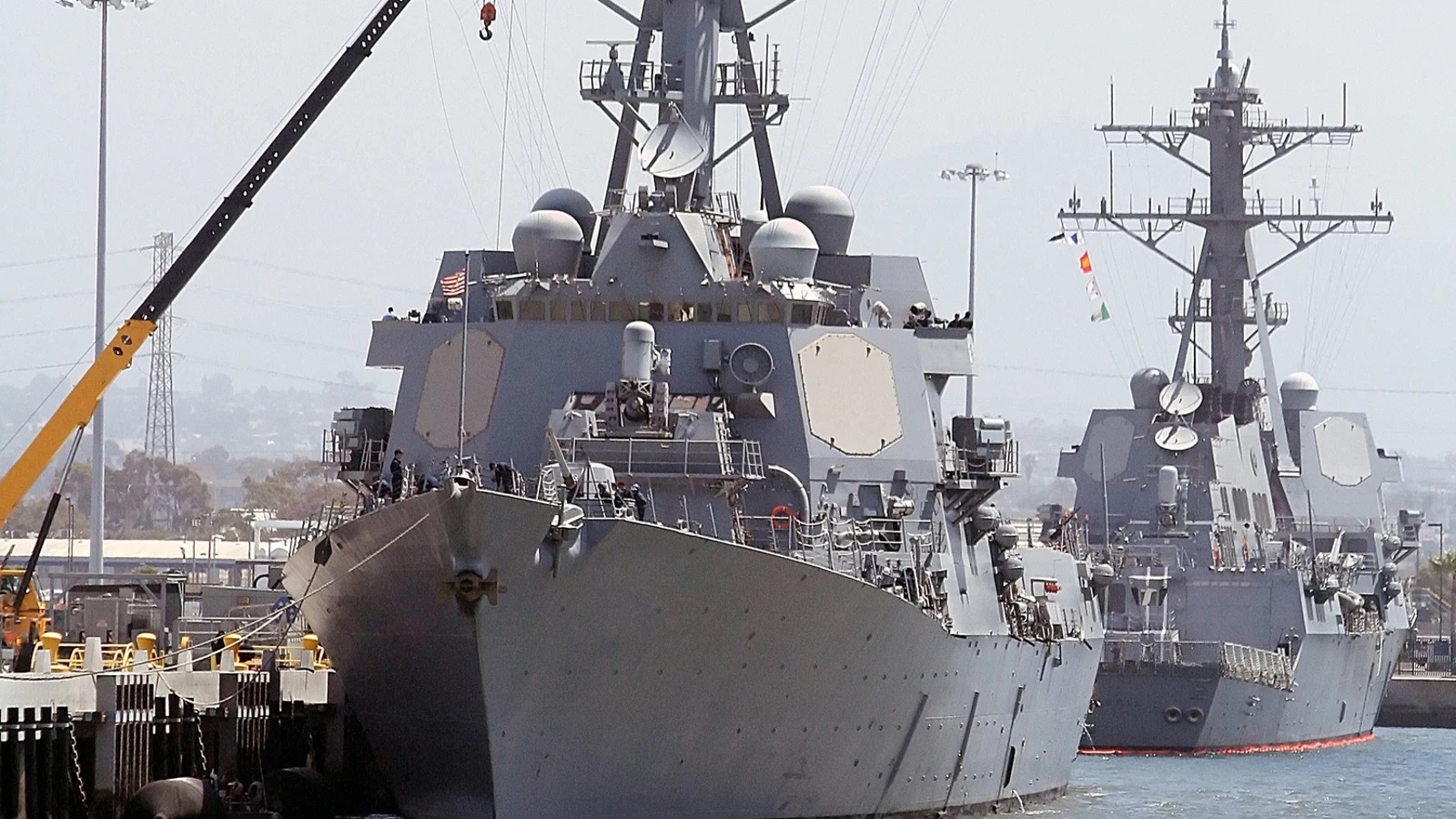 Buque de guerra de EE UU arde durante 12 horas frente a costa de Japón