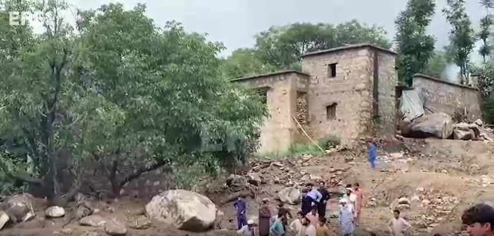 Más de 170 muertos por el monzón en Pakistán y cinco al estrellarse helicóptero de rescate