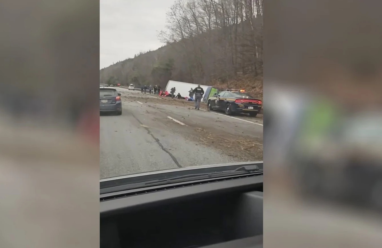 Tres muertos y medio centenar de heridos al volcar autobús turístico en Nueva York