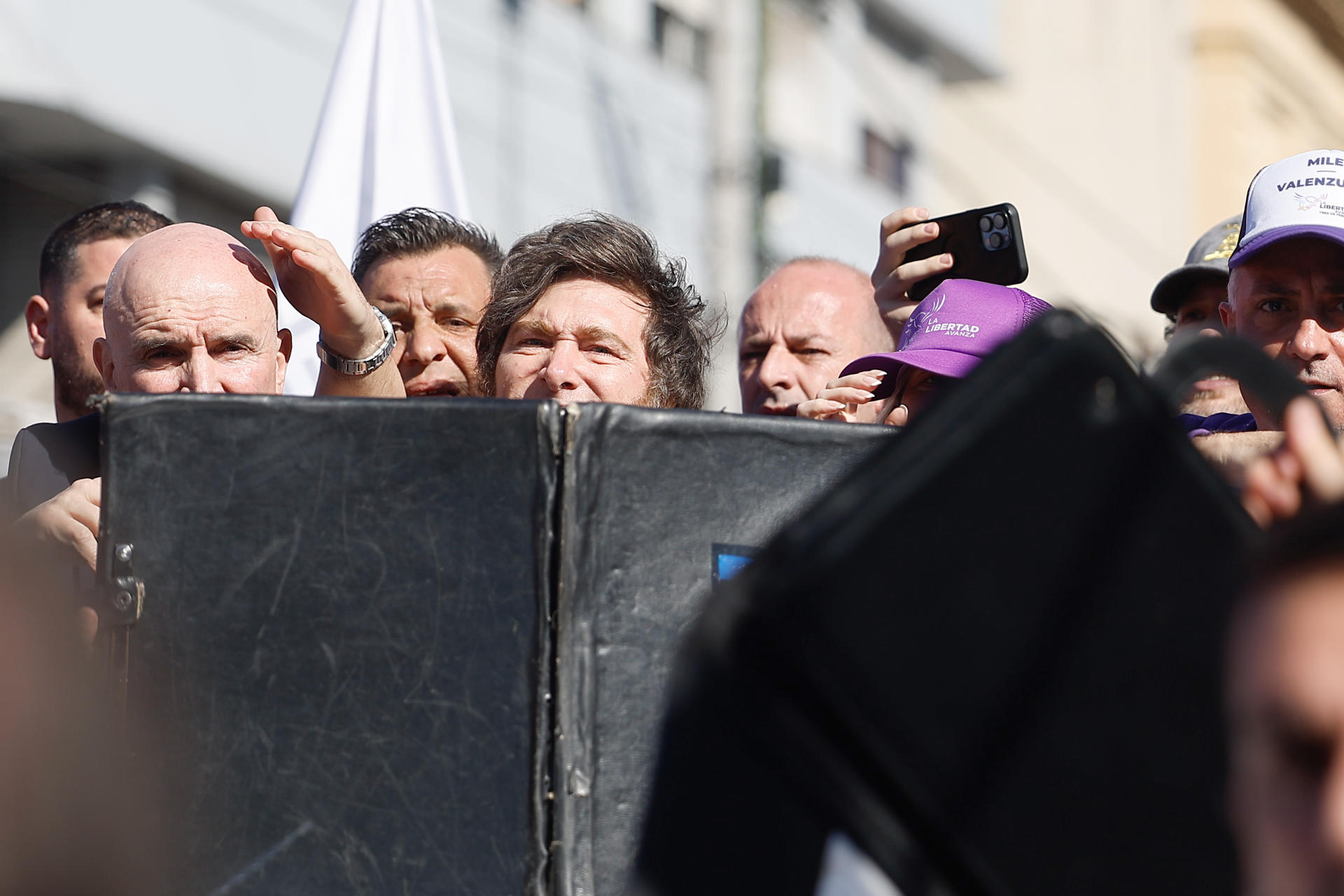 Evacúan a Milei por el lanzamiento de objetos contra su caravana electoral