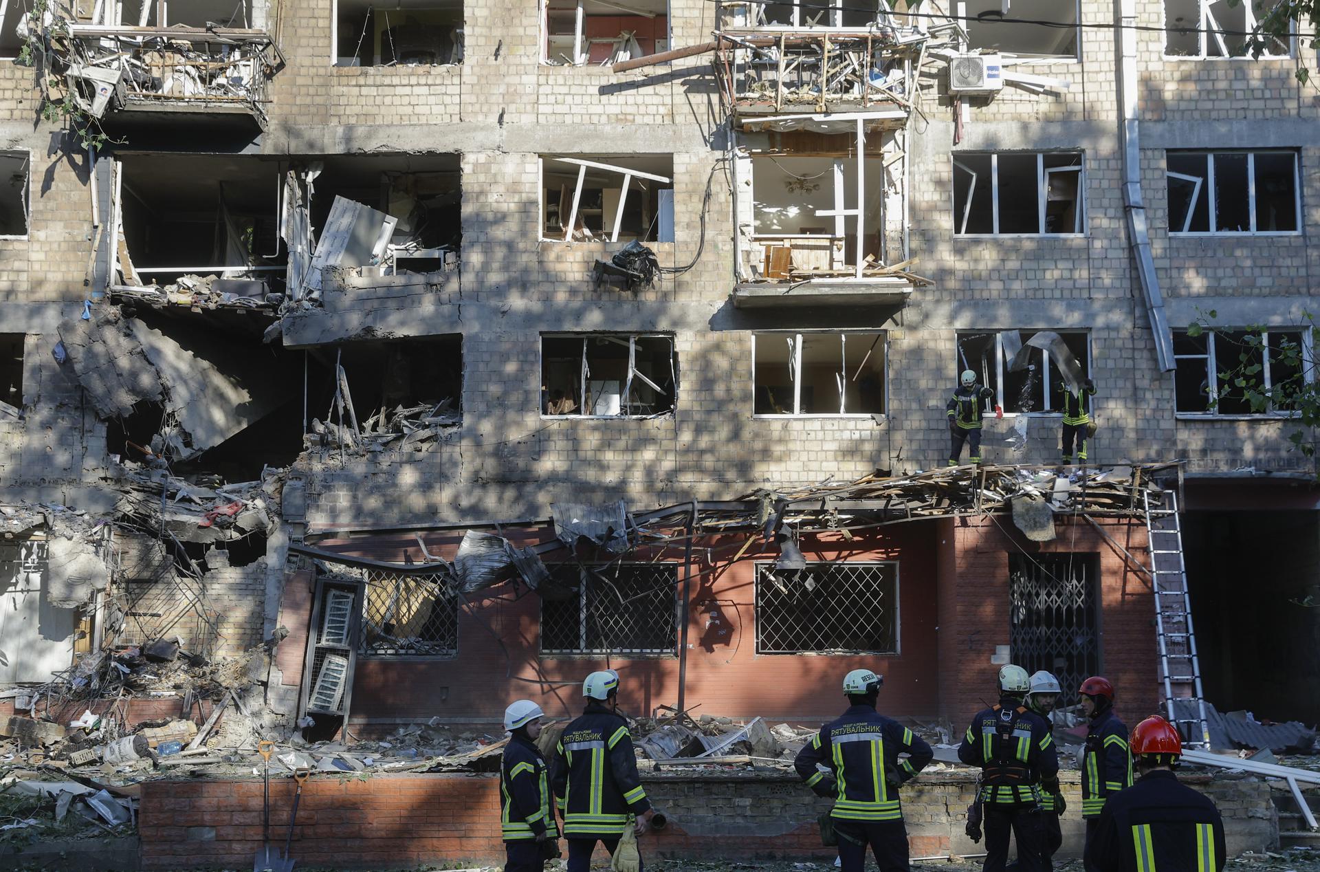 Ataque de Rusia deja 18 muertos en Ucrania y daños en embajada de Unión Europea