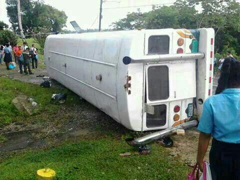 Autobús se vuelca en Colón y deja más de 20 heridos, en su mayoría estudiantes