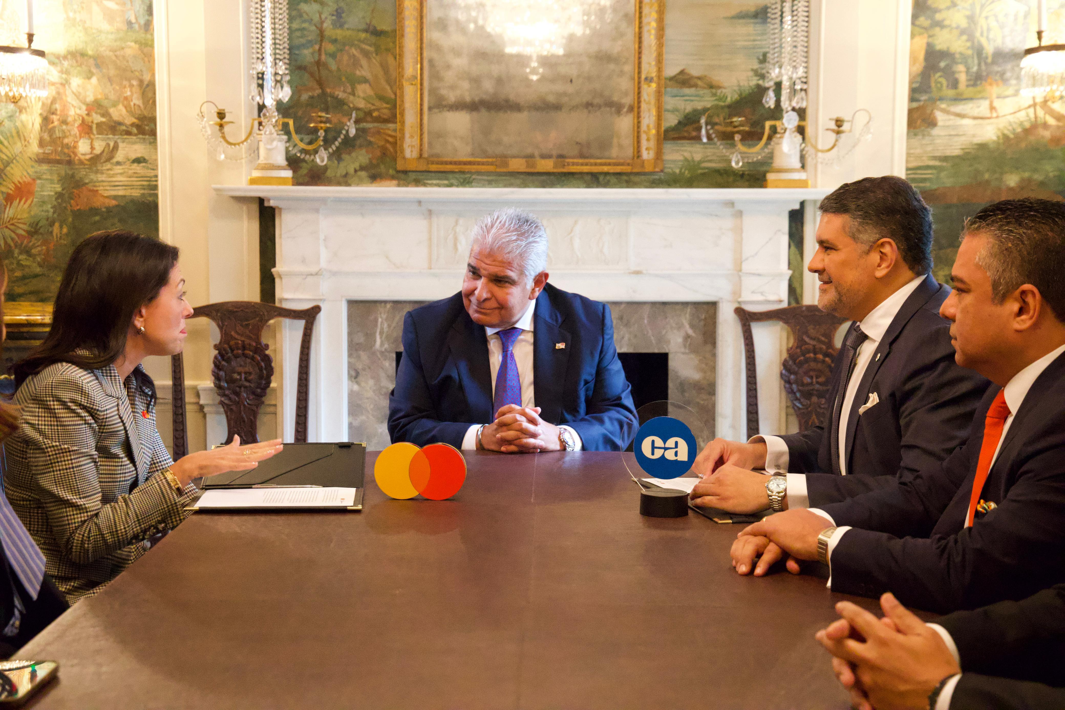 Caja de Ahorros y Mastercard firman acuerdo para digitalizar el pago de becas escolares