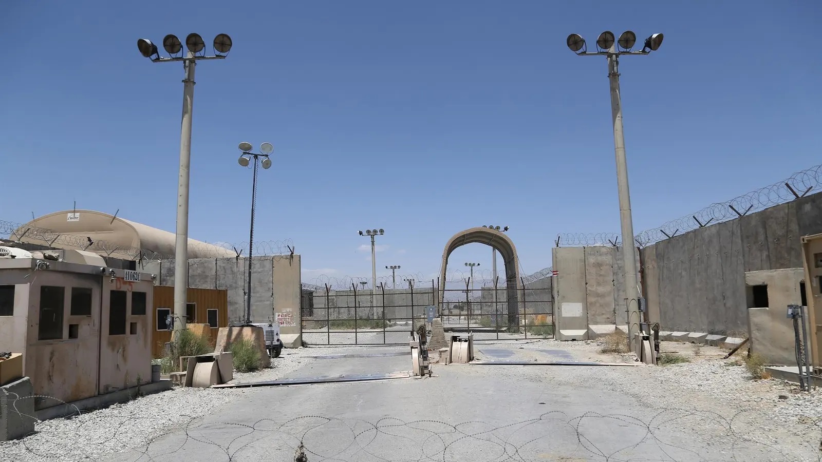 Talibanes consideran "imposible" devolver la base de Bagram a EE UU