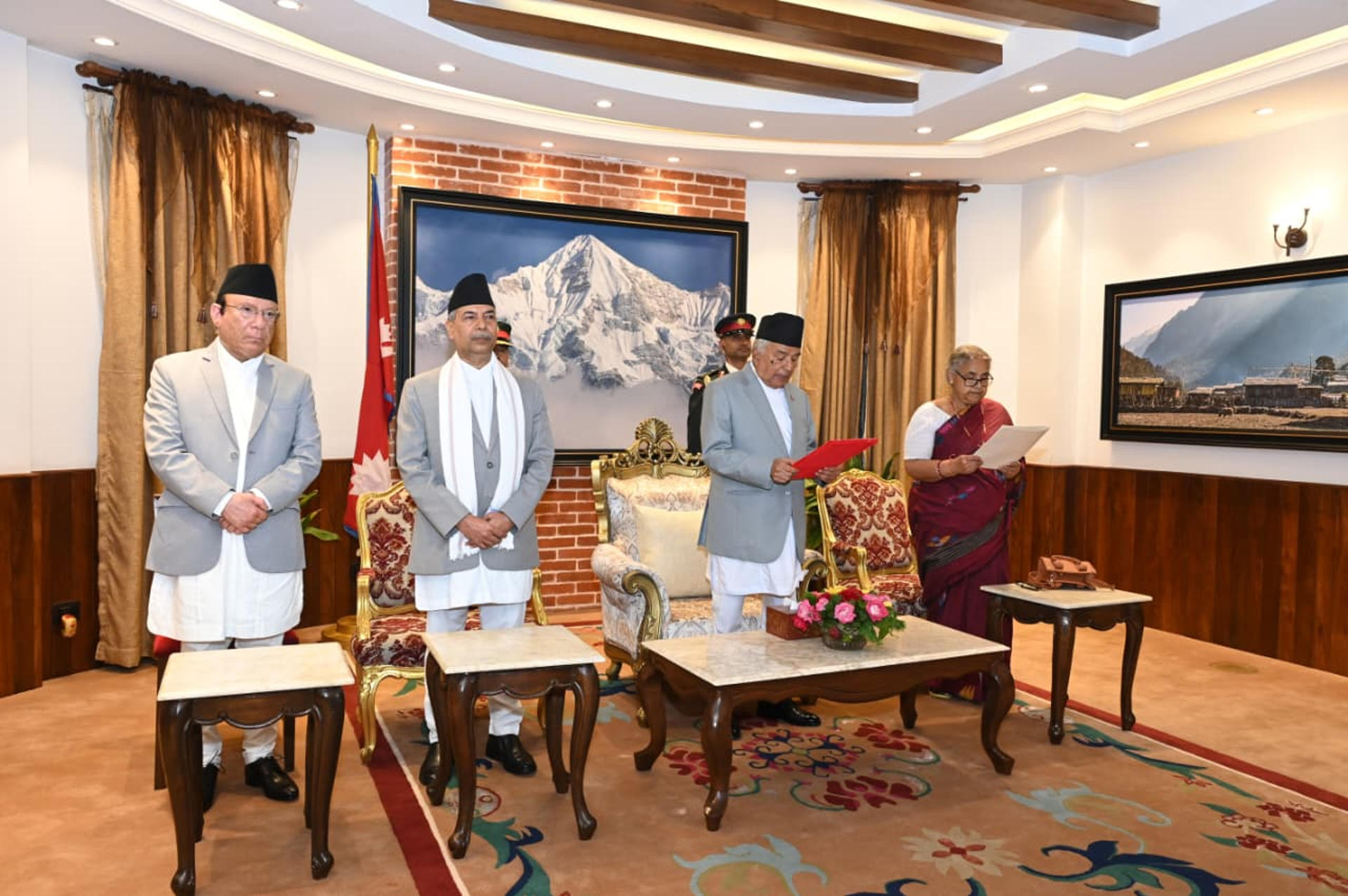 Nepal pone fin al vacío de poder con juramentación de una mujer como primera ministra