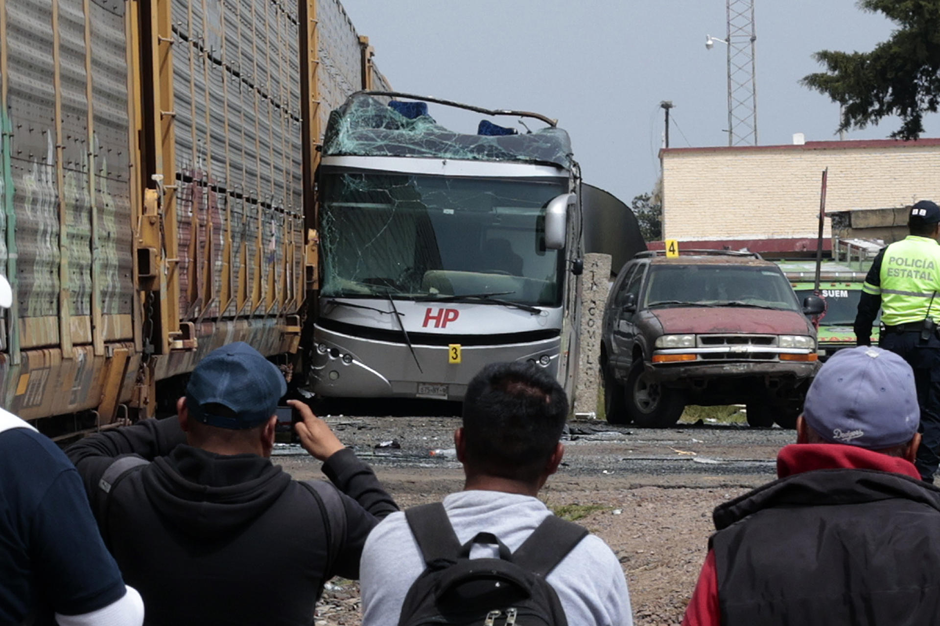 Al menos ocho muertos y más de 40 heridos tras choque entre tren y autobús en México