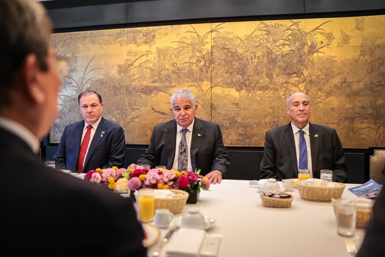 Dueños de barcos de Japón reconocen registro panameño durante encuentro con Mulino