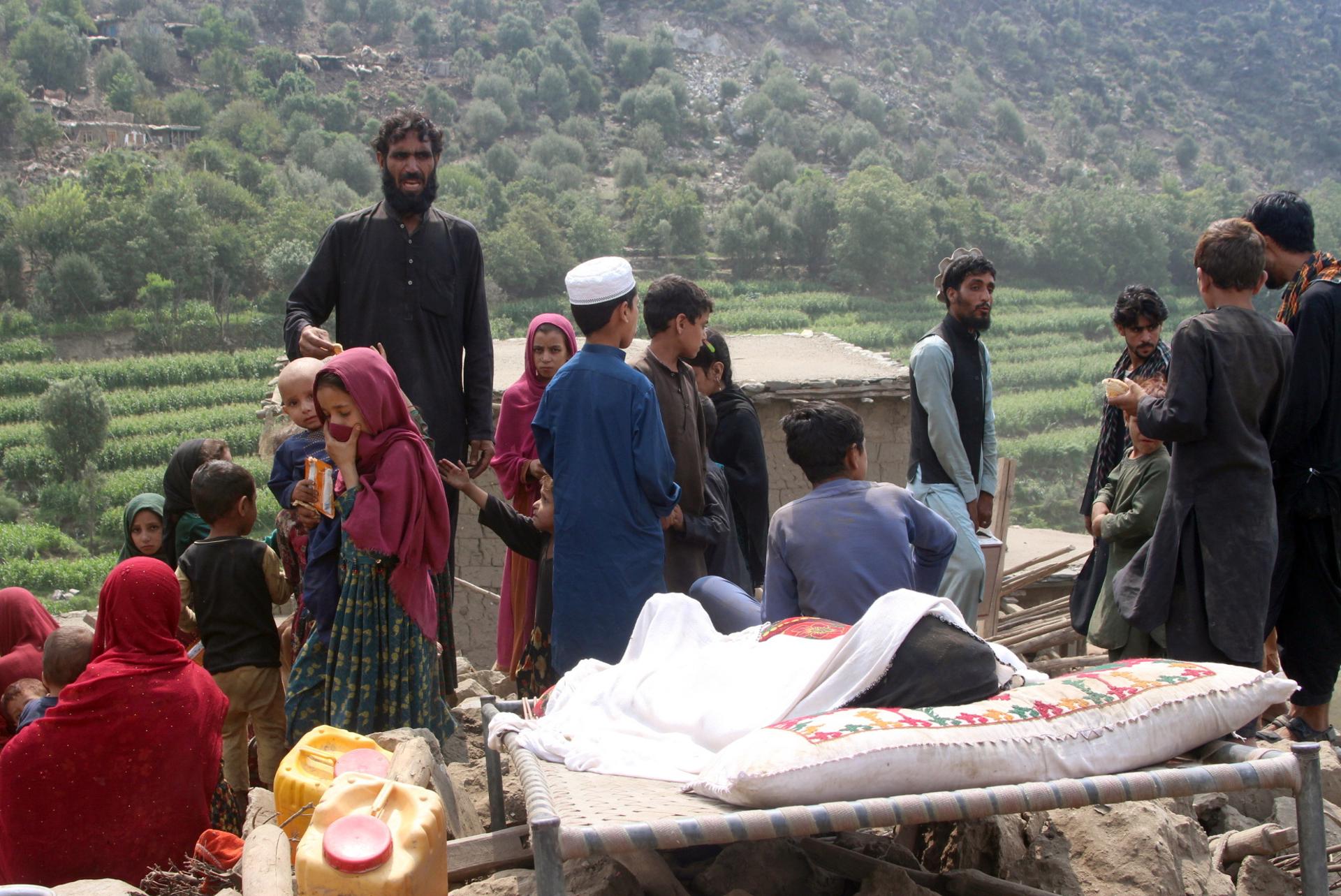 Suman 2,000 los muertos en terremoto de Afganistán
