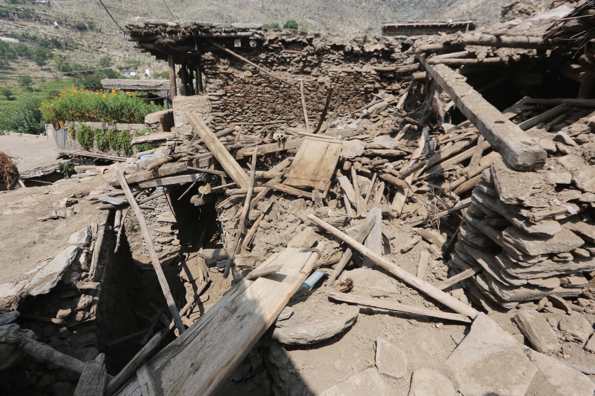 Más de 1,100 muertos y 3,200 heridos deja terremoto en Afganistán