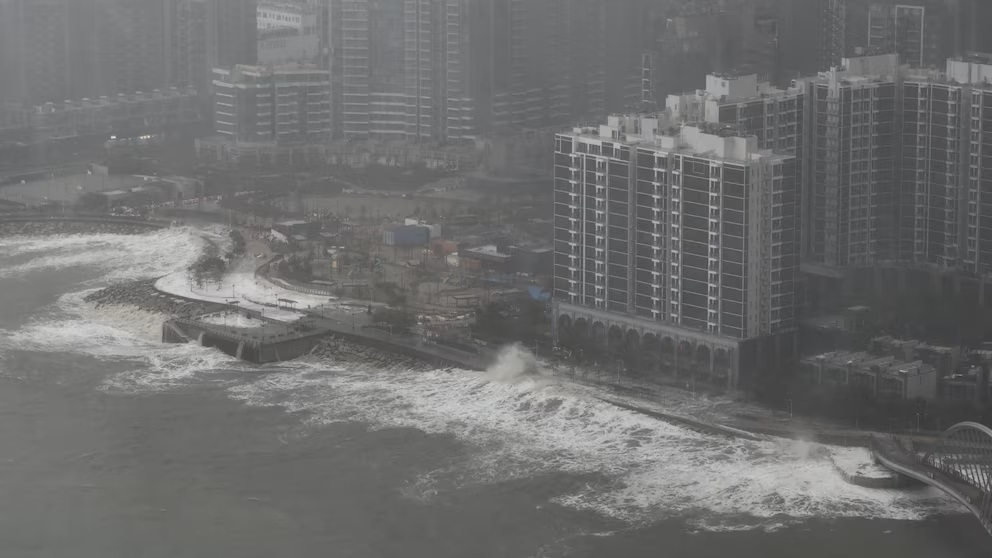 Fuerte marejada destroza ventanales y arraza con huéspedes de hotel en Hong Kong