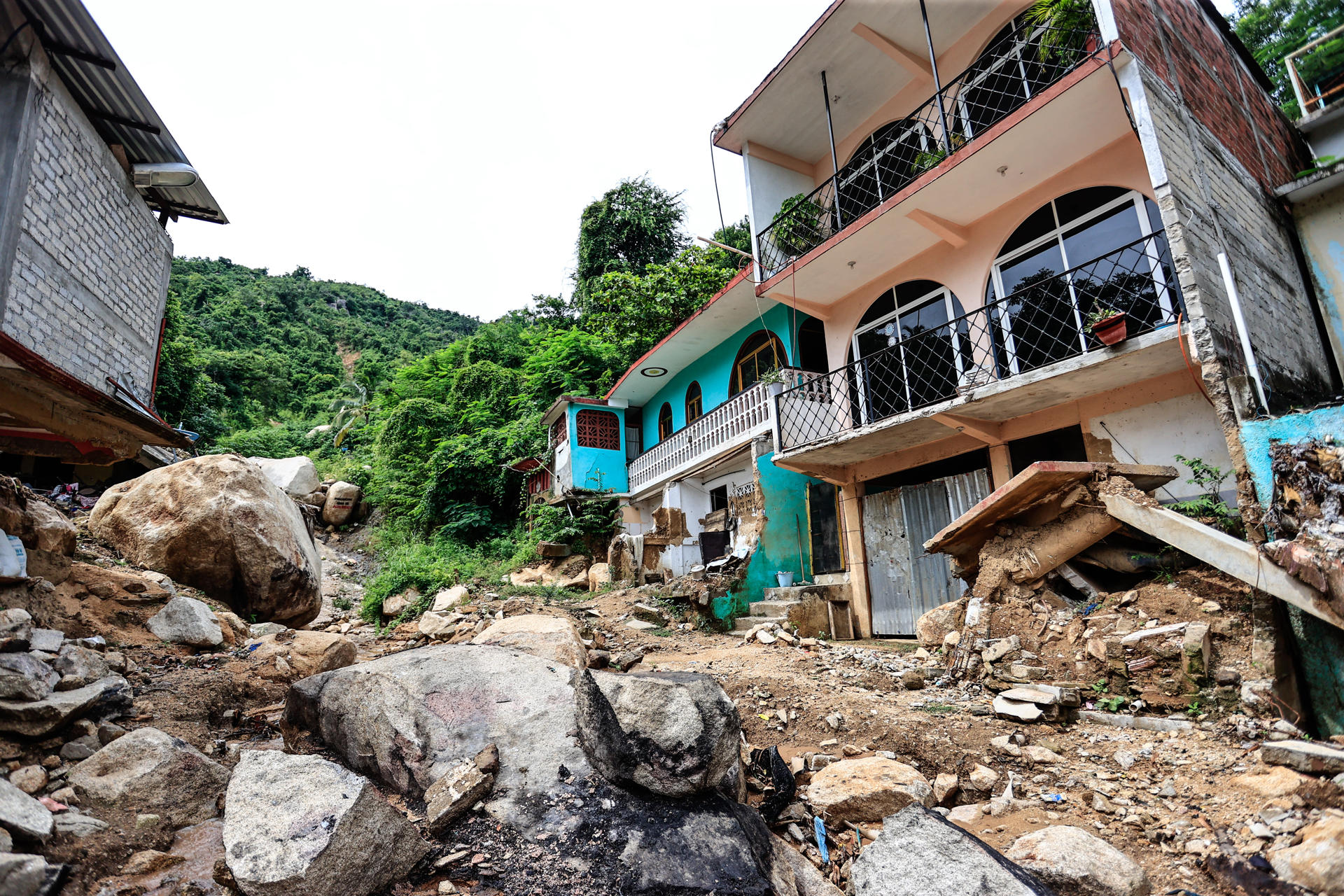 Vecinos de Acapulco siguen en el abandono un año después del huracán John