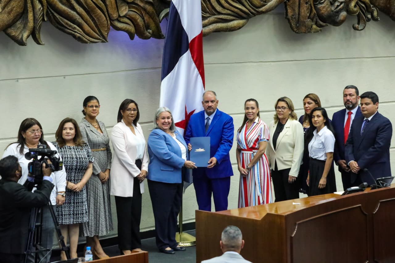 Gobierno presenta proyecto para crear el Instituto Nacional de la Mujer