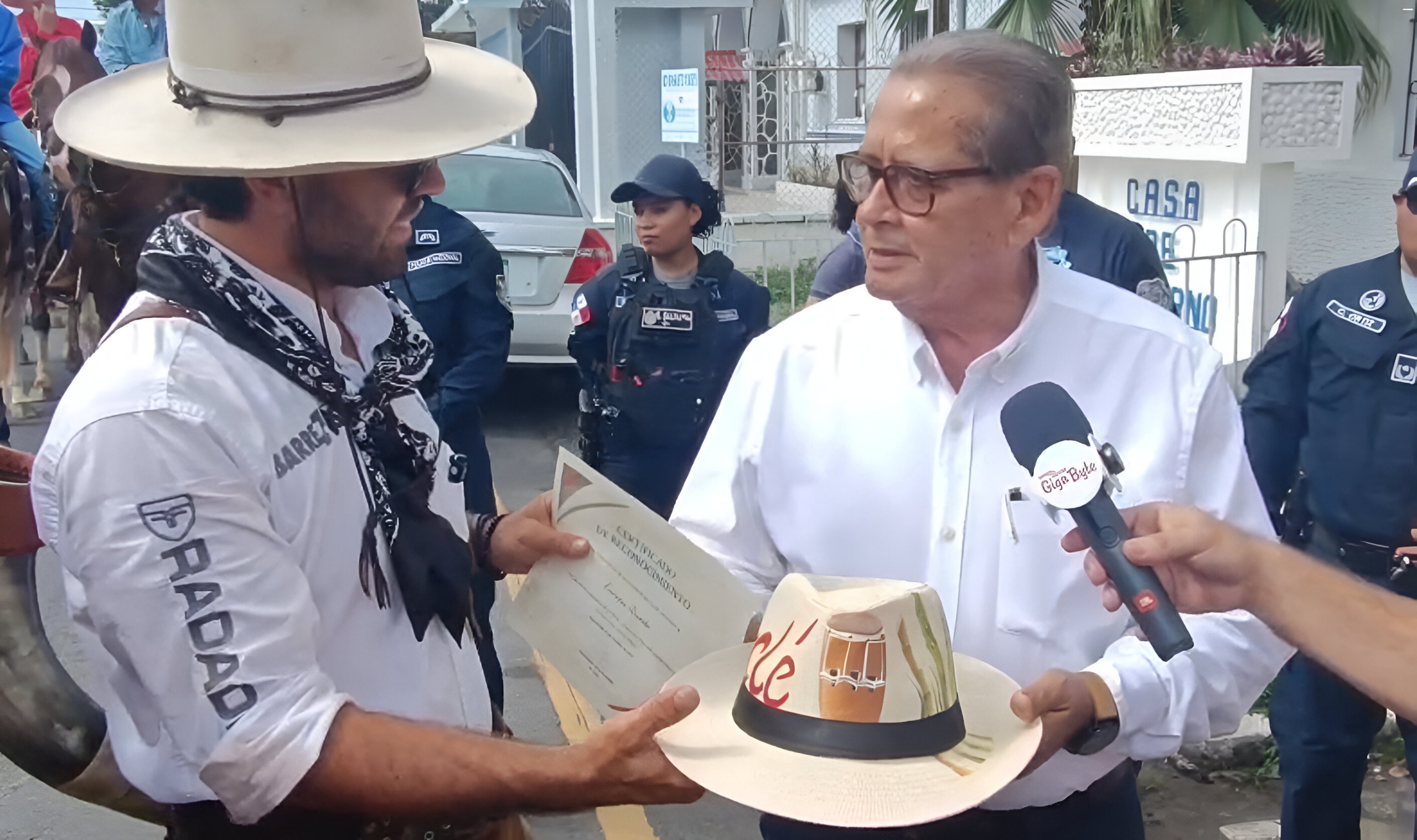 Sombrero pintado por privado de libertad recorrerá América en manos de viajero brasileño
