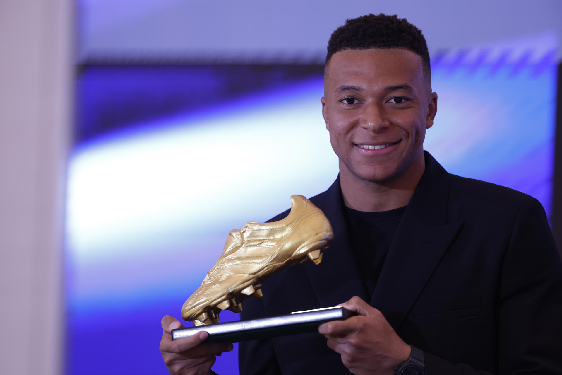 Mbappé recibe su primera Bota de Oro