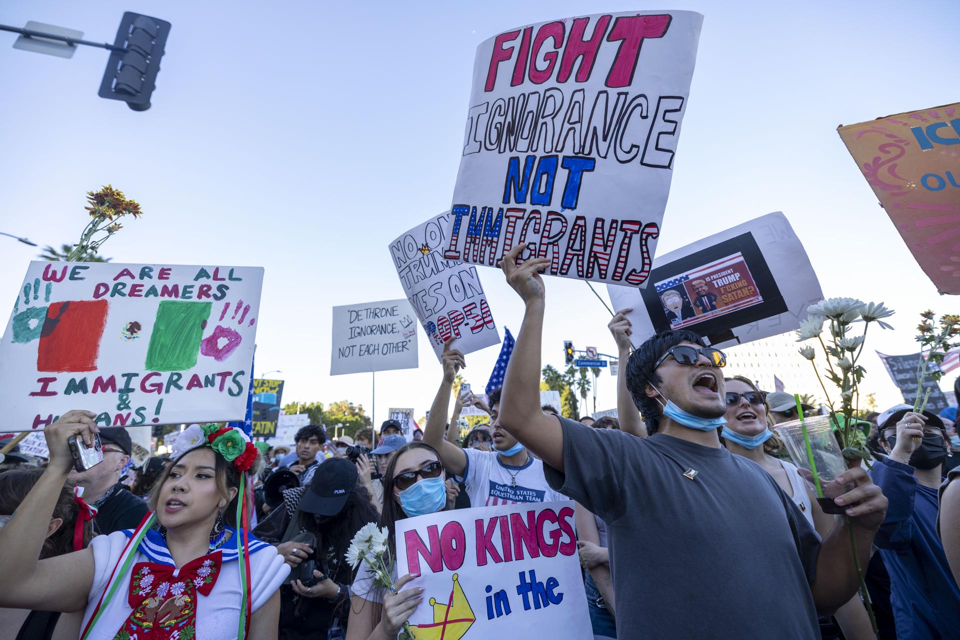 Trump responde a manifestantes con video generado por IA en el que les bombardea con excrementos