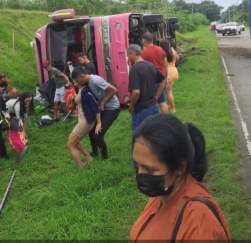 Una víctima fatal y más de 25 heridos en trágico accidente de autobús en Chepo