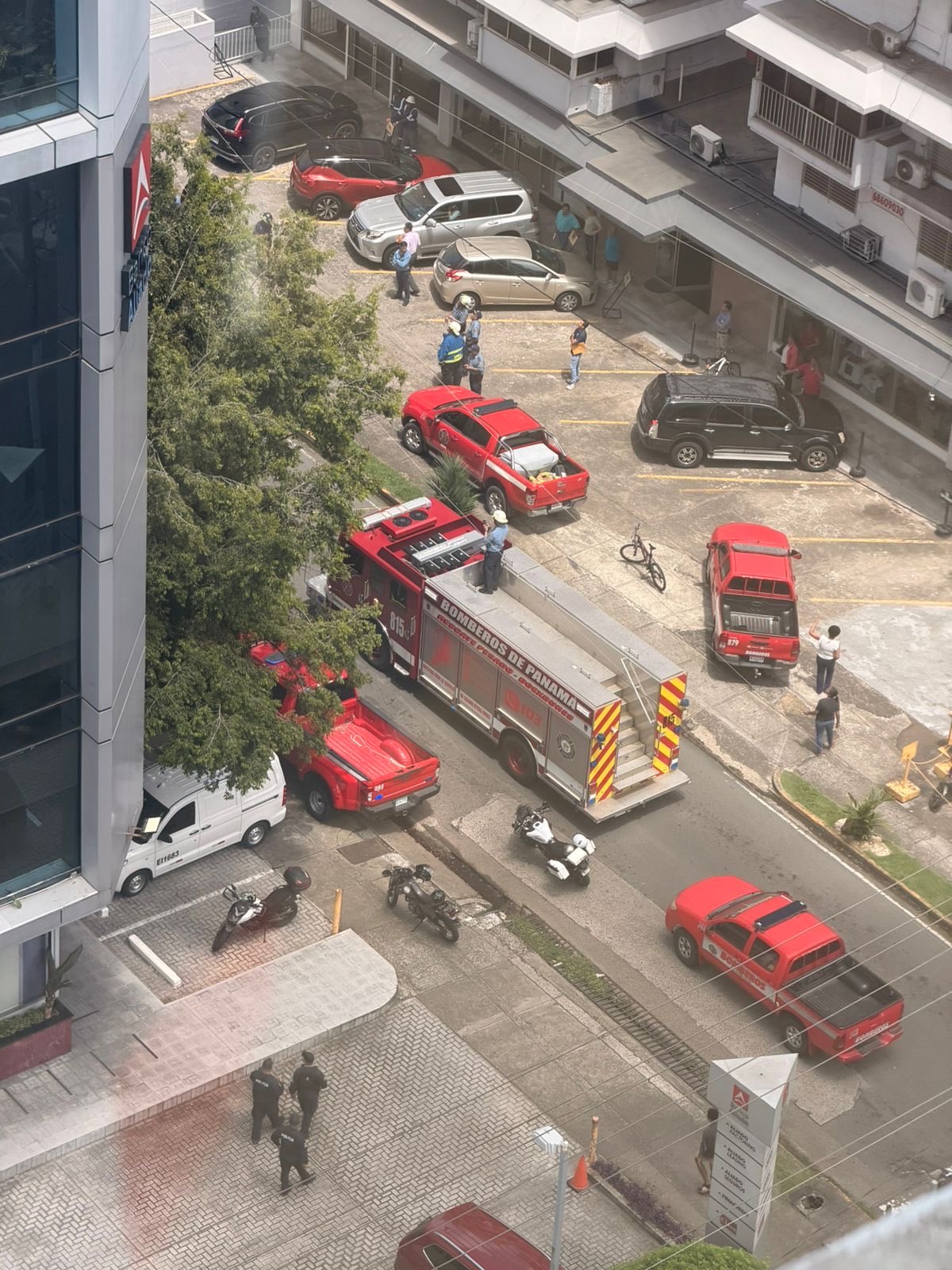 Grúa cae desde el piso 30 en torre de Soho Mall