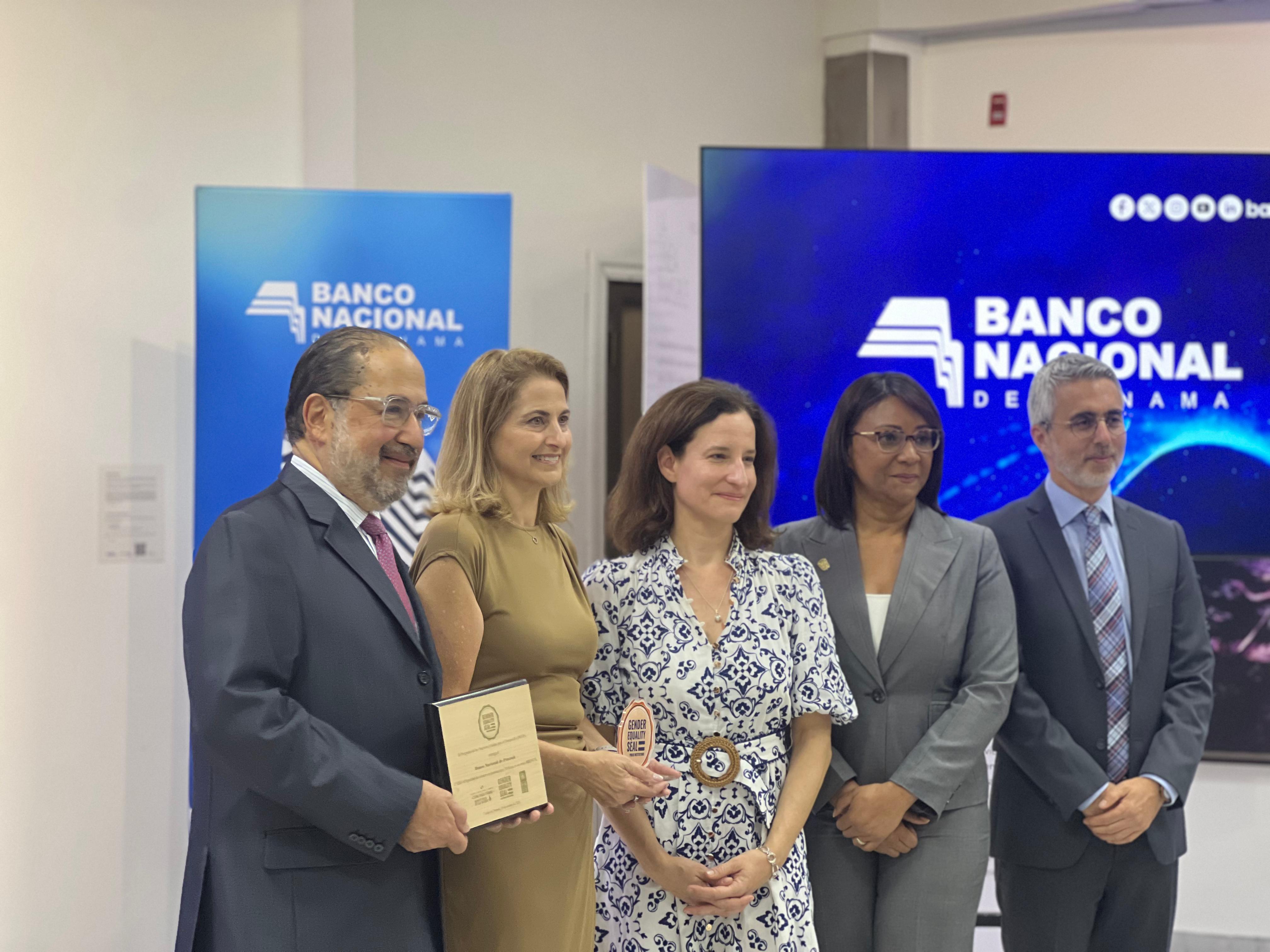 Entregan a BANCONAL  Sello de Igualdad de Género en Instituciones Públicas