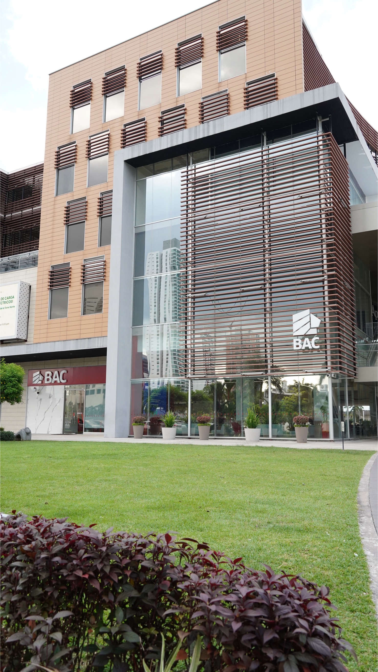 BAC anuncia intención de adquirir y fusionar Multibank