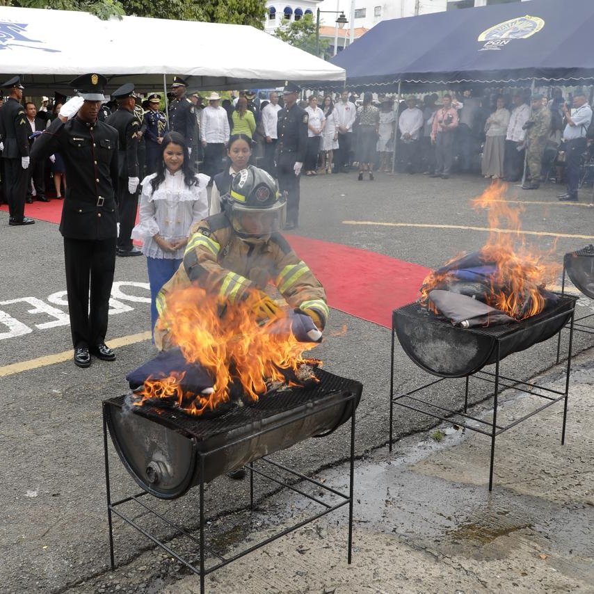 Celebración de Fiestas Patrias inicia con la cremación de banderas en desuso en todo el país