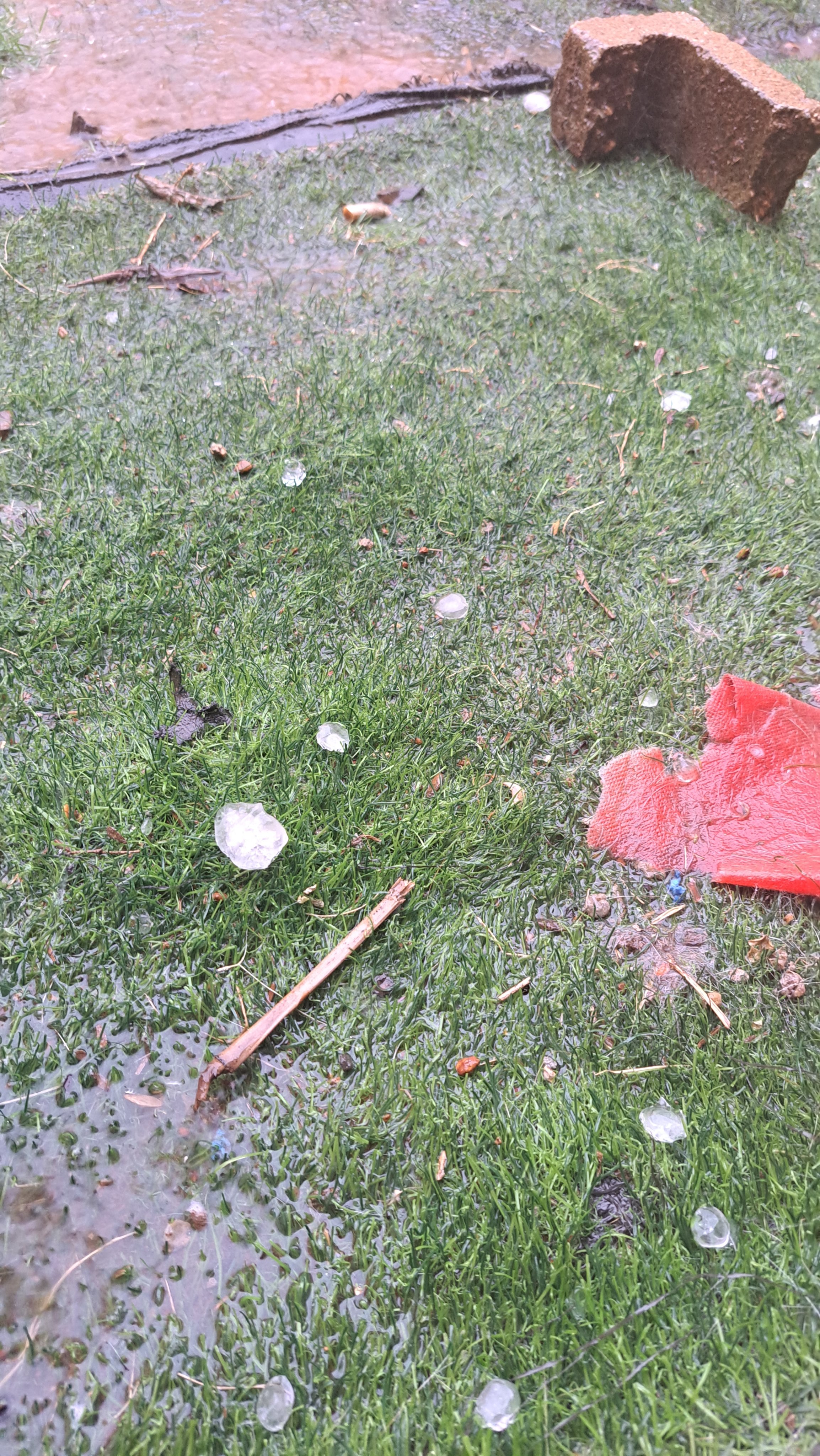 Caída de granizo sorprende a residentes de La Chorrera