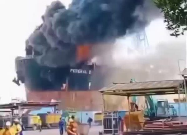 Al menos 10 personas fallecen tras incendio de petrolero en Indonesia