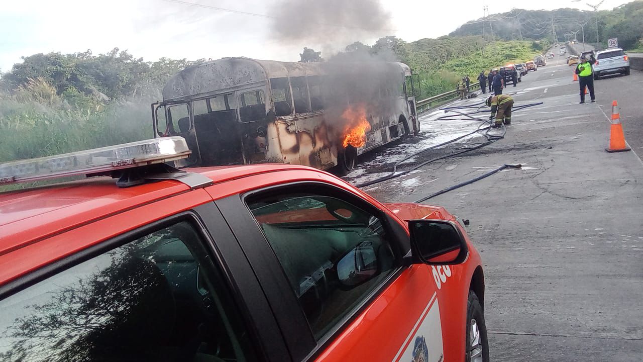 Se incendia autobús de la Policía en el Corredor Norte