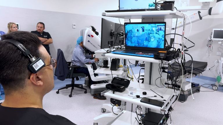 Realizan con éxito la primera telecirugía robótica de próstata en Panamá