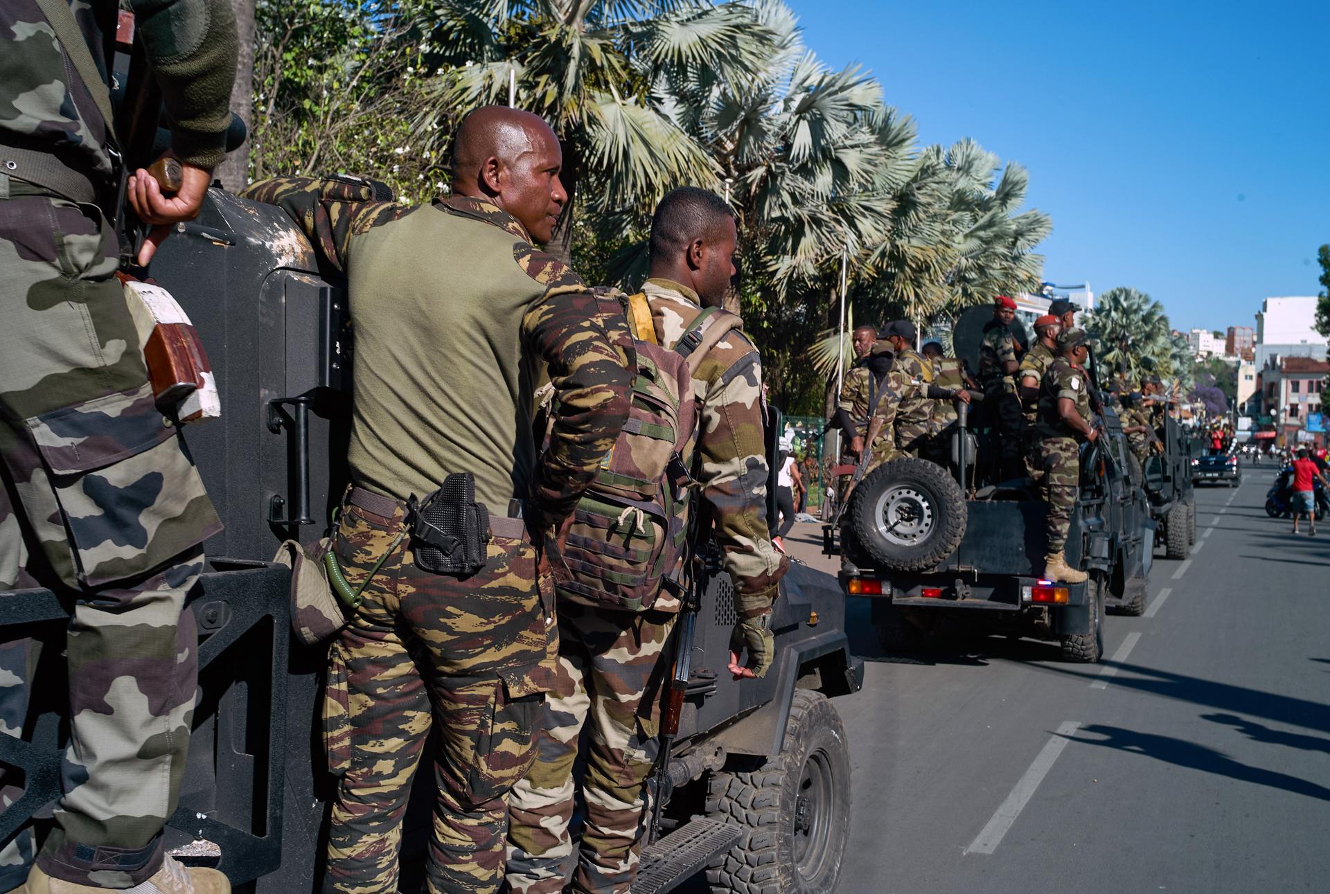 Militares toman el poder en Madagascar tras la huida del presidente