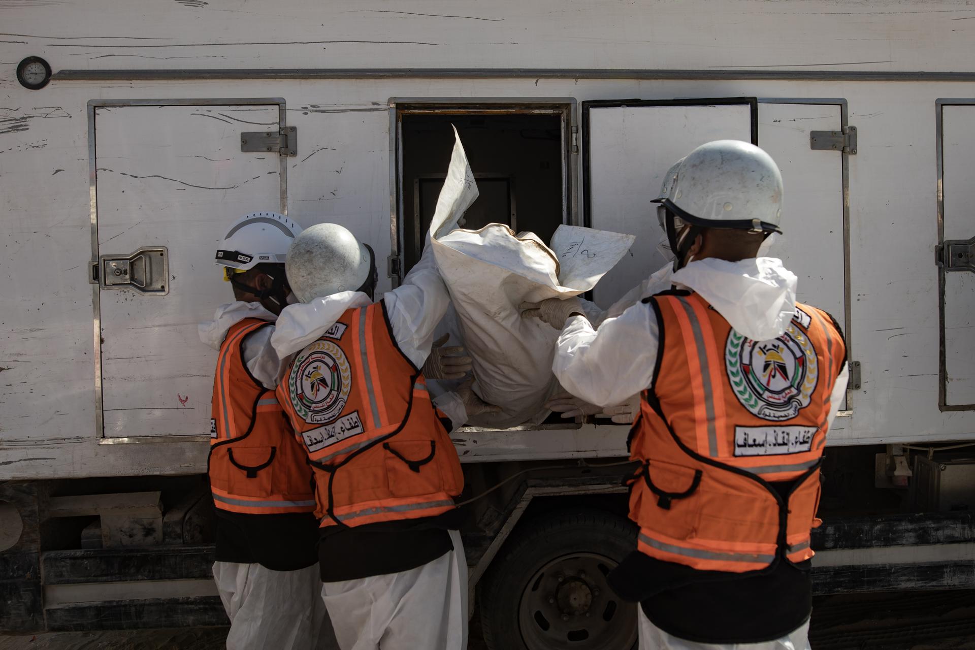 Gaza entierra 41 cuerpos entregados por Israel tras no poder identificarlos