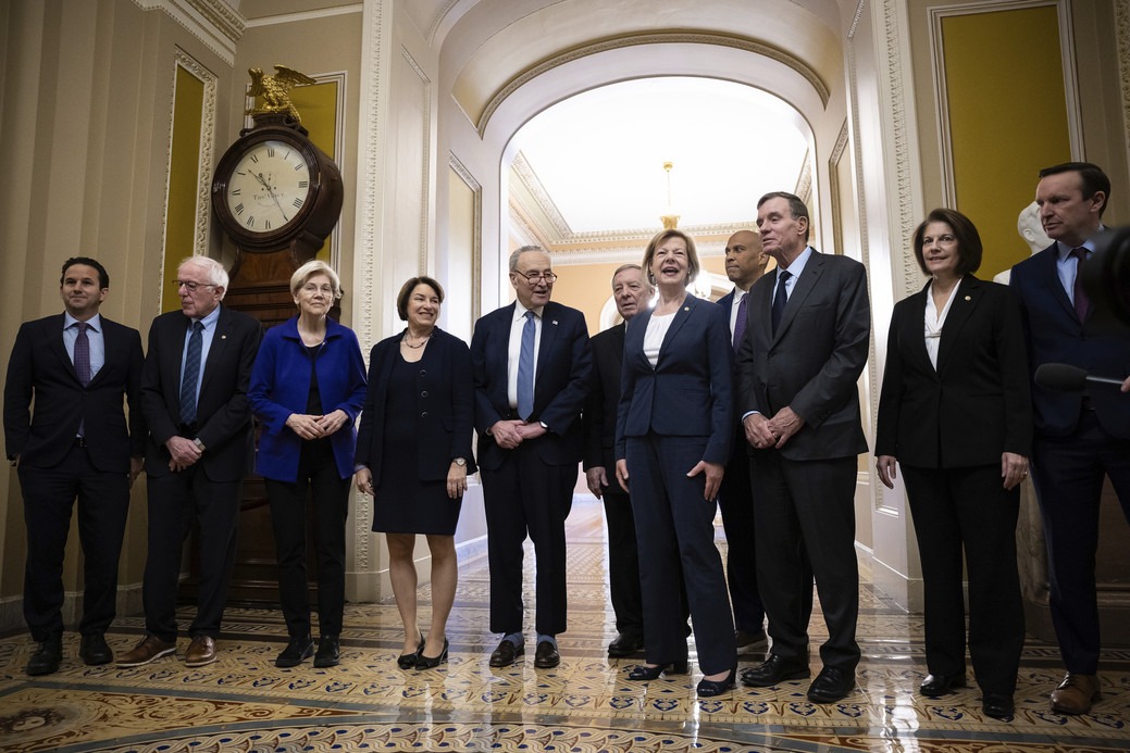 Senadores demócratas piden a Trump que “frene de inmediato” plan de ayuda financiera a la Argentina