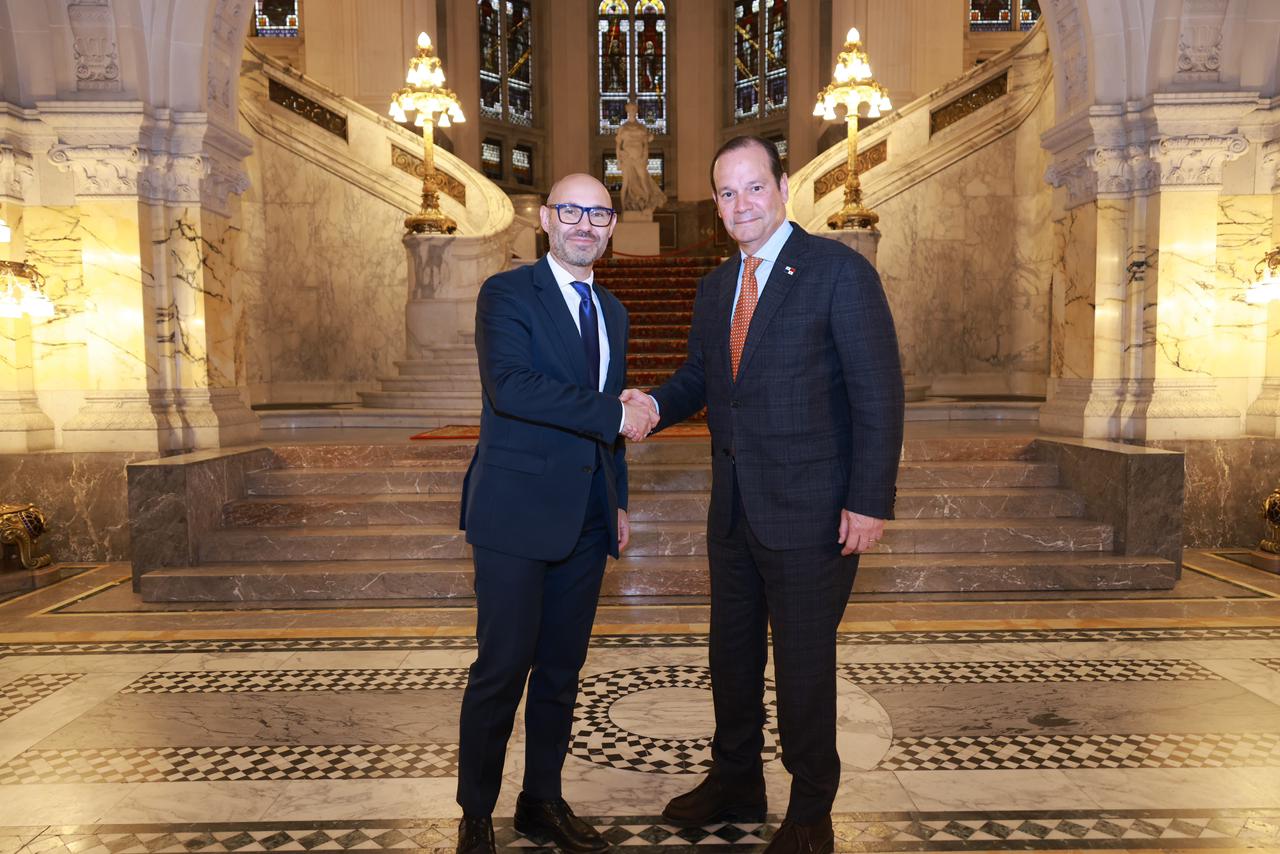 Martínez Acha se reúne en La Haya con secretario general de Corte Permanente de Arbitraje