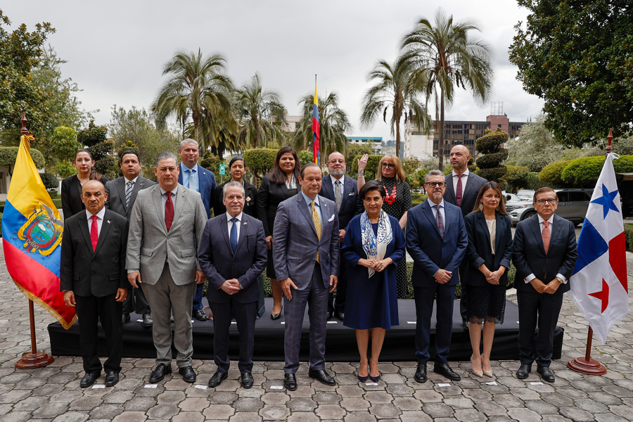 La canciller de Ecuador, Gabriela Sommerfeld (c-d), y su homólogo de Panamá, Javier Martínez Acha (c-i), posan junto a sus delegaciones durante la II Reunión de Consultas Políticas entre Ecuador y Panamá. EFE/ José Jácome.