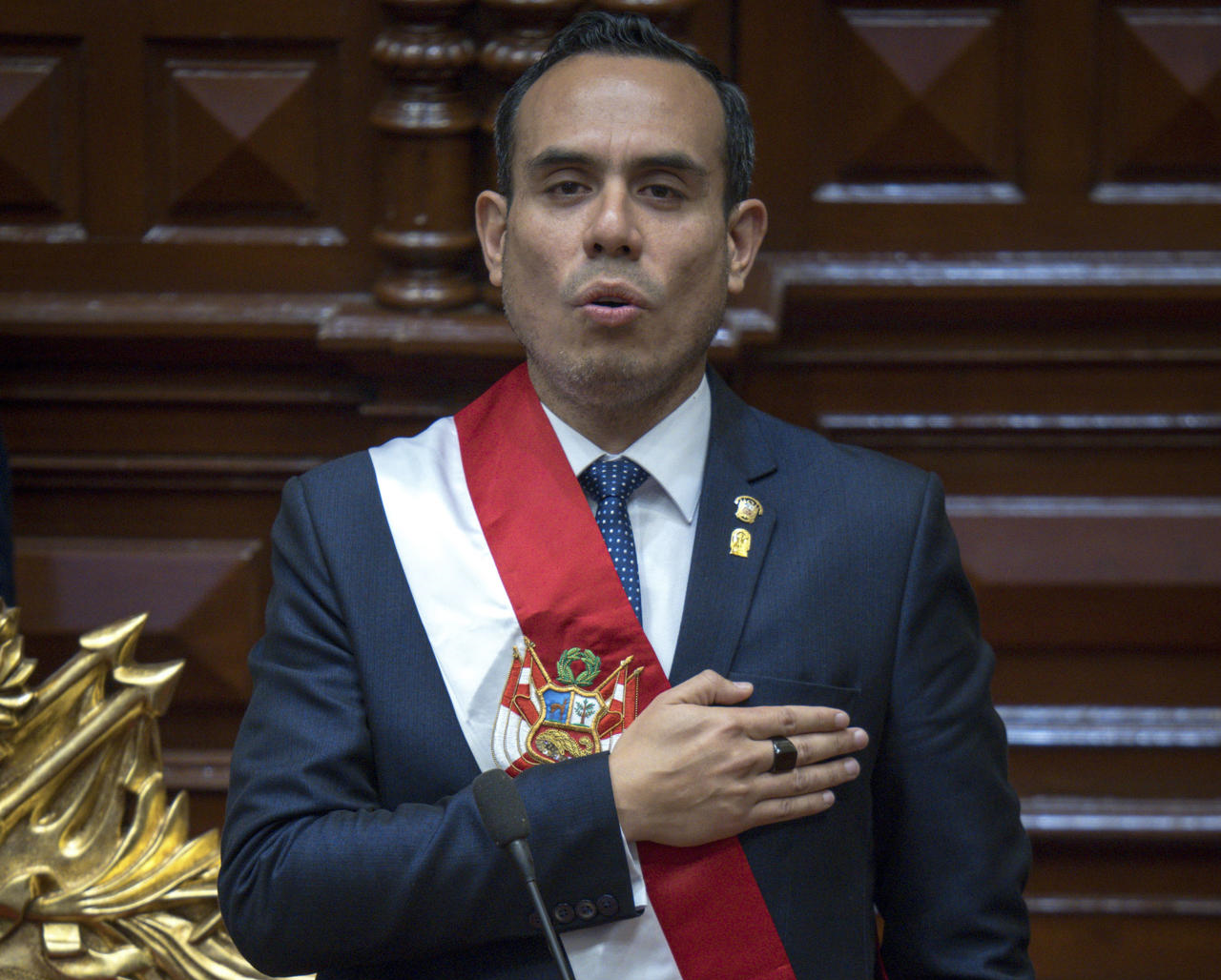 Presidente interino de Perú enfrenta moción de censura mientras continúan las protestas