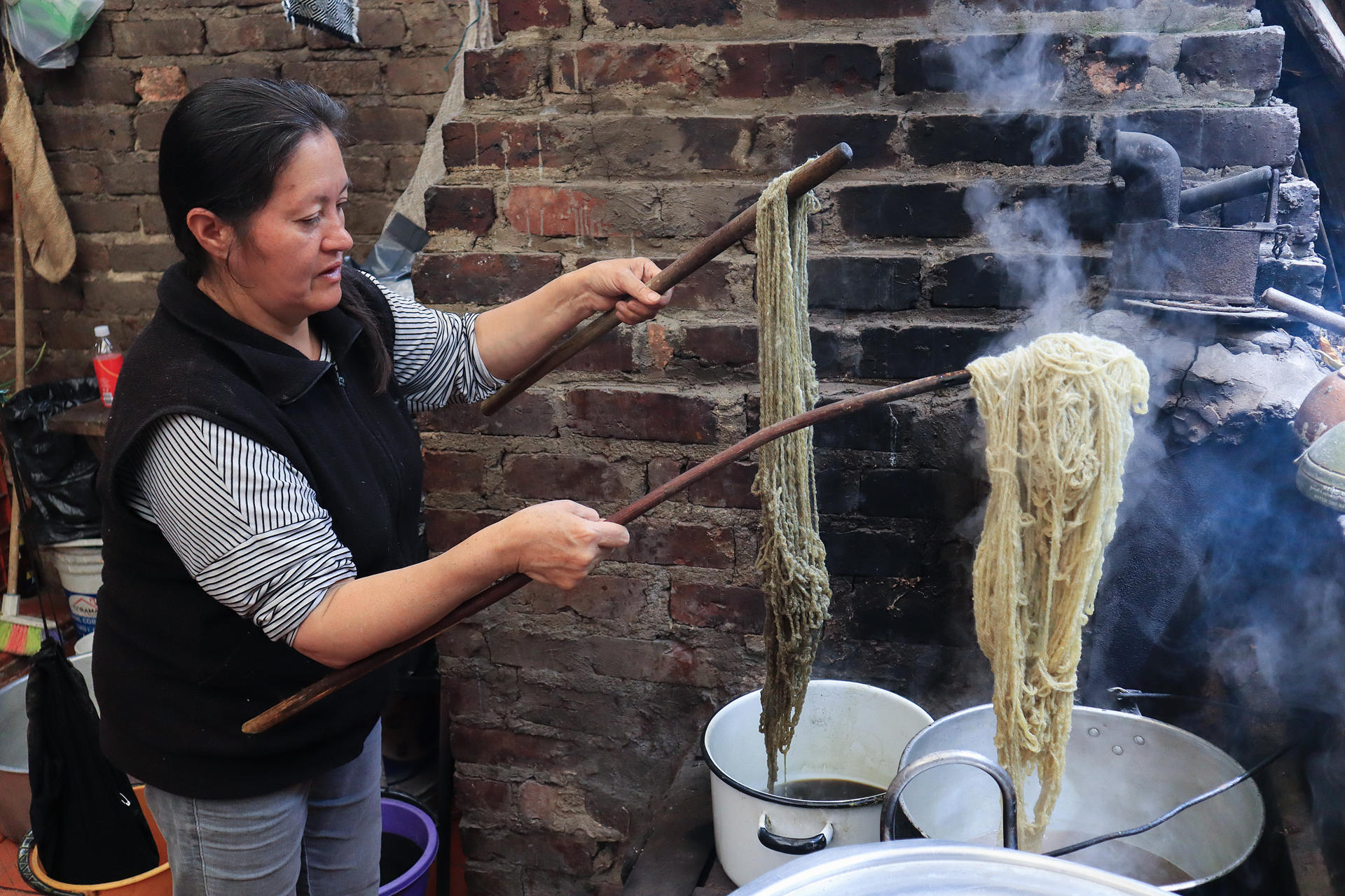 Artesanas colombianas transforman hoja de coca en tinte natural para textiles