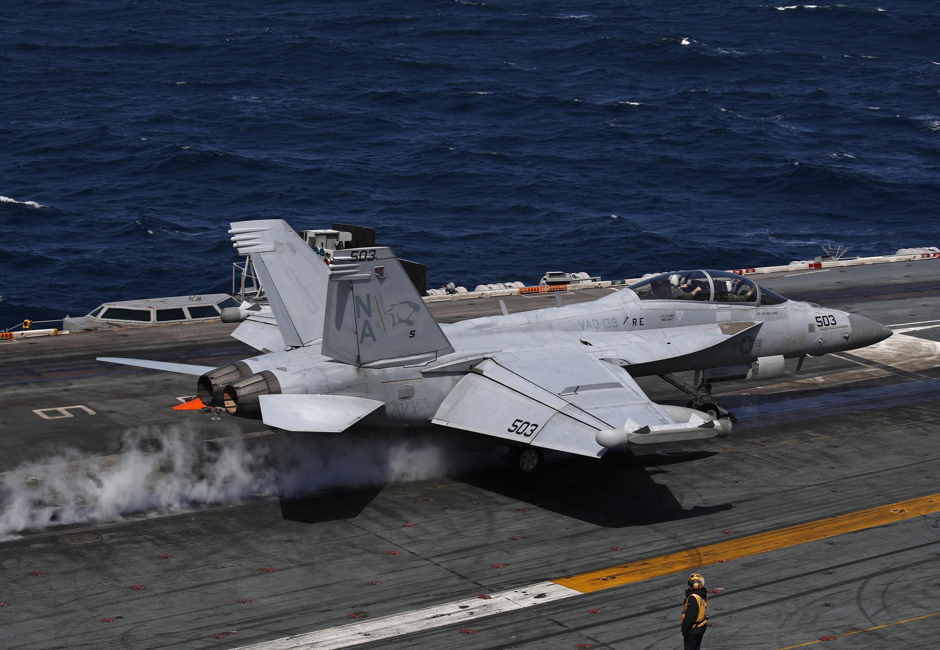 Un helicóptero y un caza del portaaviones USS Nimitz se estrellan en Mar de China