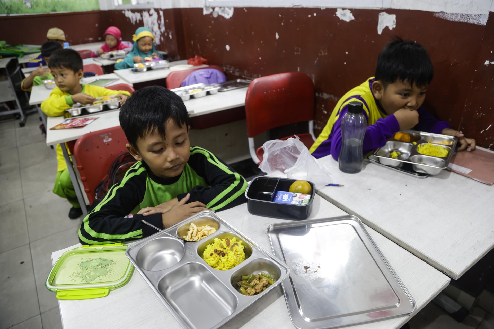 Crisis en Indonesia por intoxicaciones masivas en programa de comidas escolares