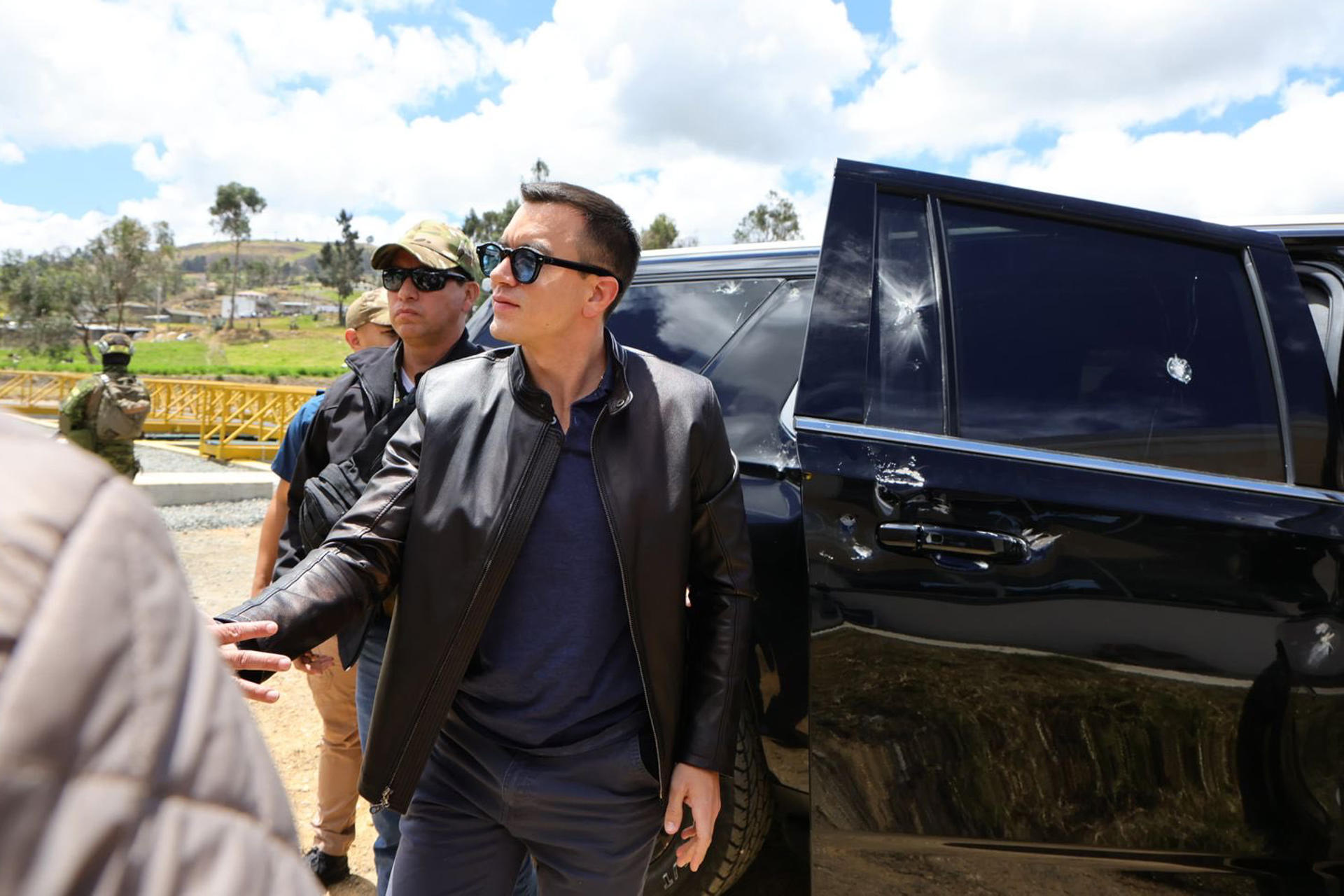 Presidente de Ecuador sale ileso de ataque a balazos a su convoy