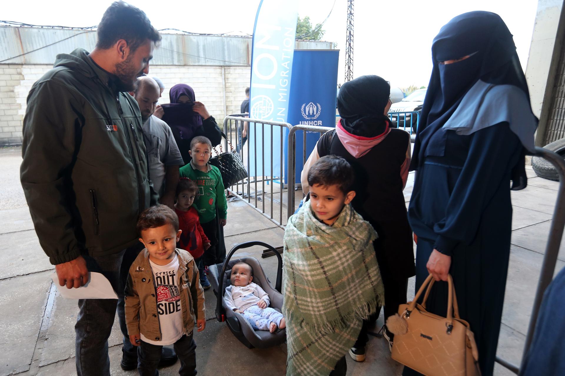 Sirios continúan su regreso desde Líbano a un país al que apenas recuerdan