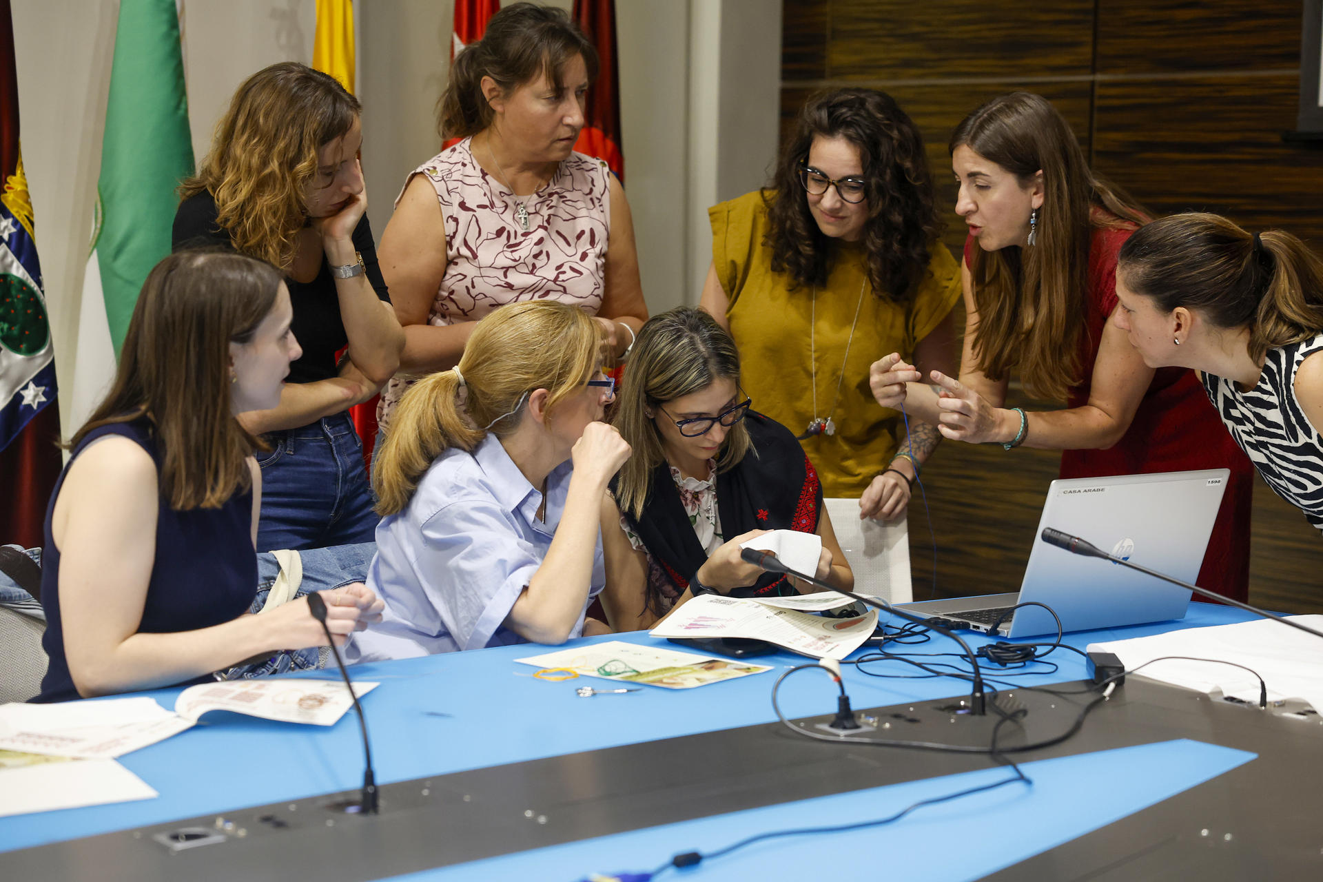 Bordar para resistir: Palestinas enseñan en España el 'tatreez' para preservar su arte