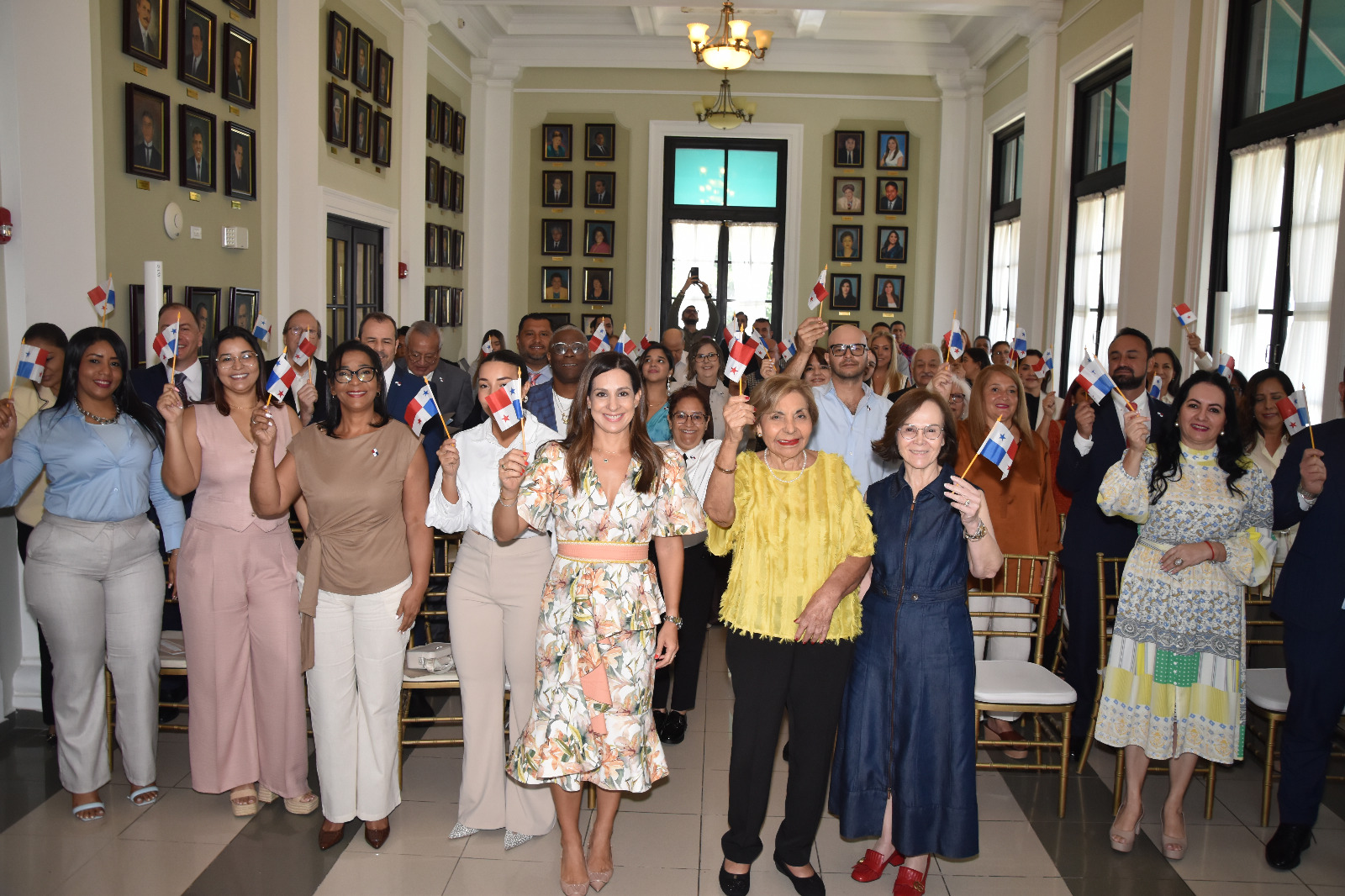 Un total de  25 ciudadanos culminan proceso de naturalización