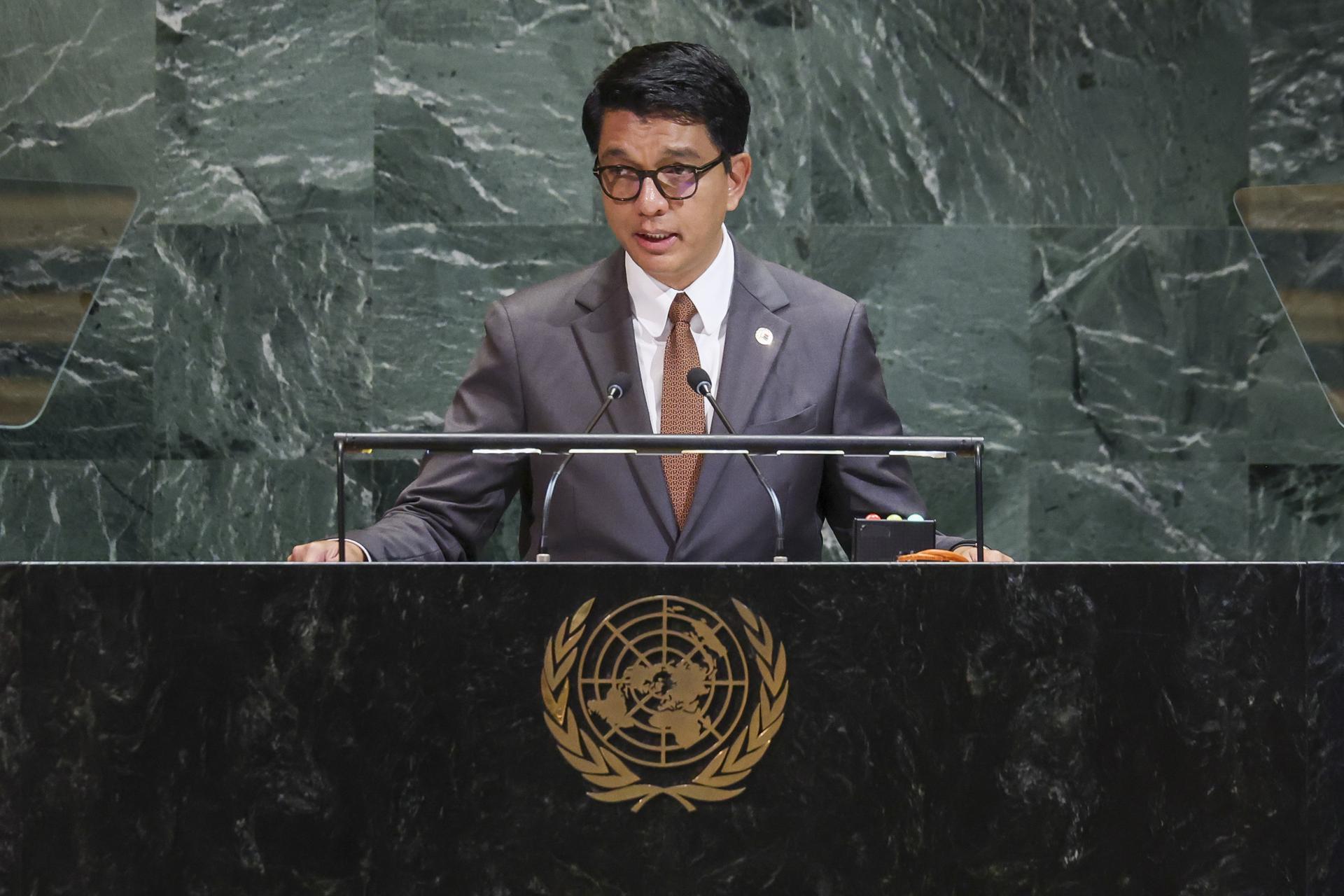 Presidente de Madagascar huye del país en medio del colapso político