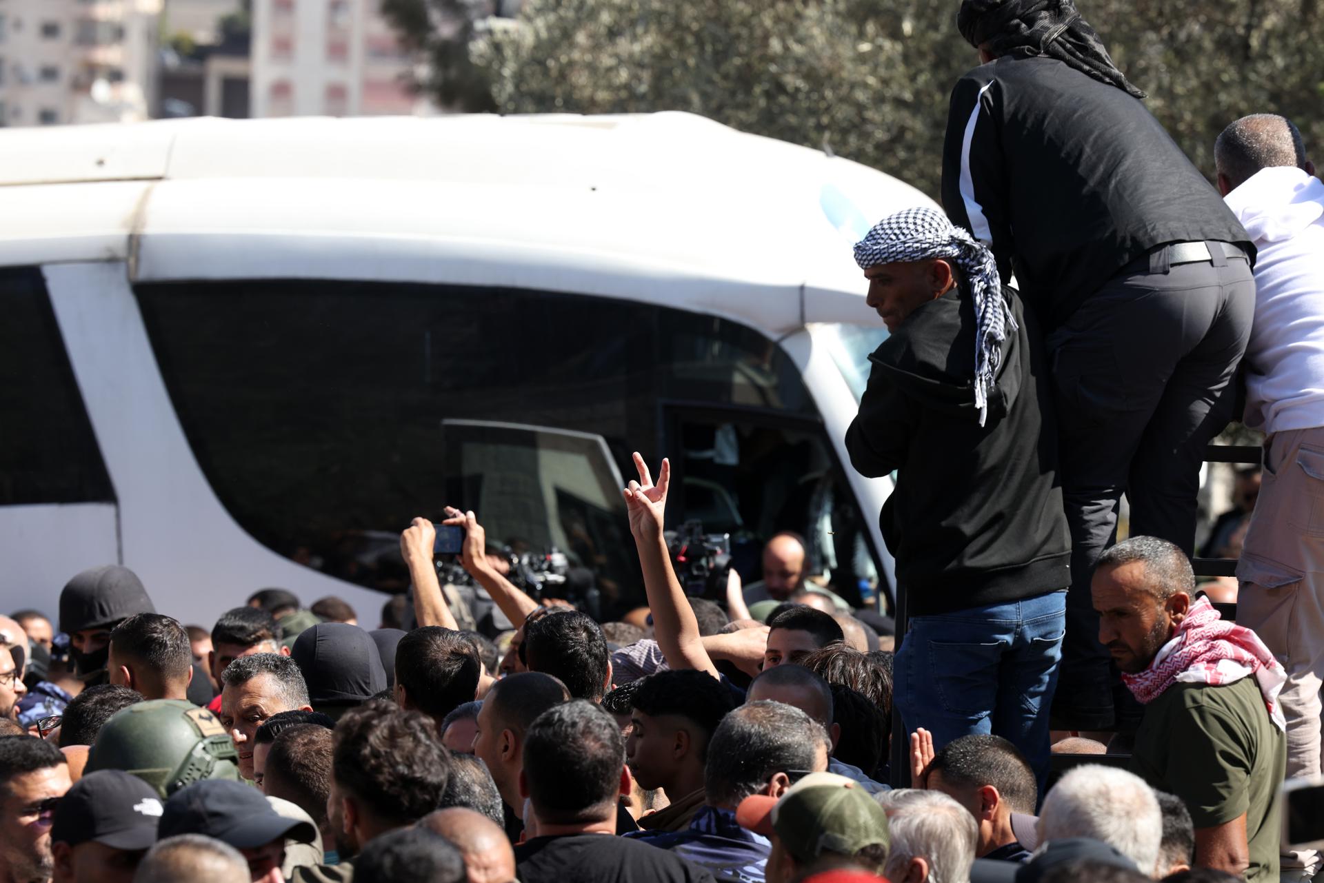 Presos palestinos llegan a Gaza y Egipto e Israel dan por concluida su liberación