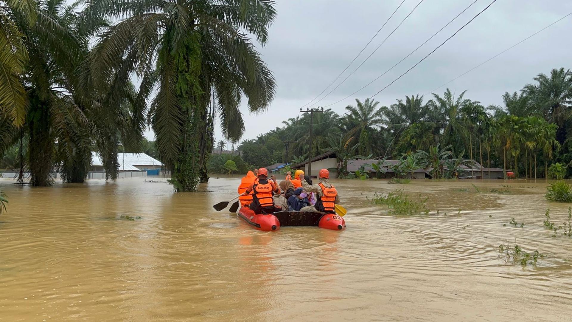 440 muertos y 400 desaparecidos tras inundaciones en Indonesia
