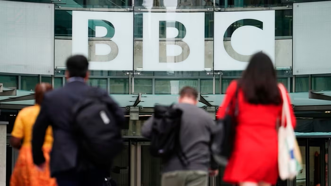 BBC defiende imparcialidad de su periodismo mientras Trump amenaza a la cadena con una demanda de US$1.000 millones