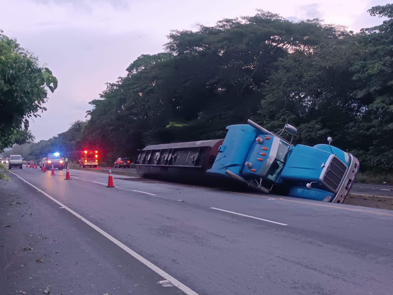 Carro cisterna cargado de combustible se volcó en la Carretera Panamericana